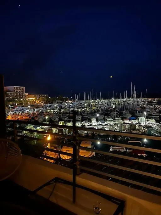 Holiday home Charmante Maison De Ville, Terrasse Vue Sur Port Sausset-les-Pins