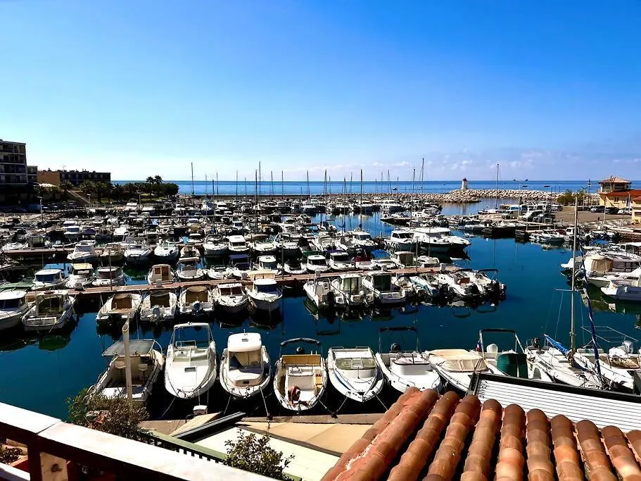 Holiday home Charmante Maison De Ville, Terrasse Vue Sur Port Sausset-les-Pins