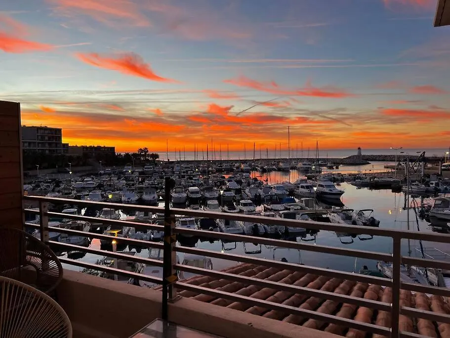 Holiday home Charmante Maison De Ville, Terrasse Vue Sur Port Sausset-les-Pins France
